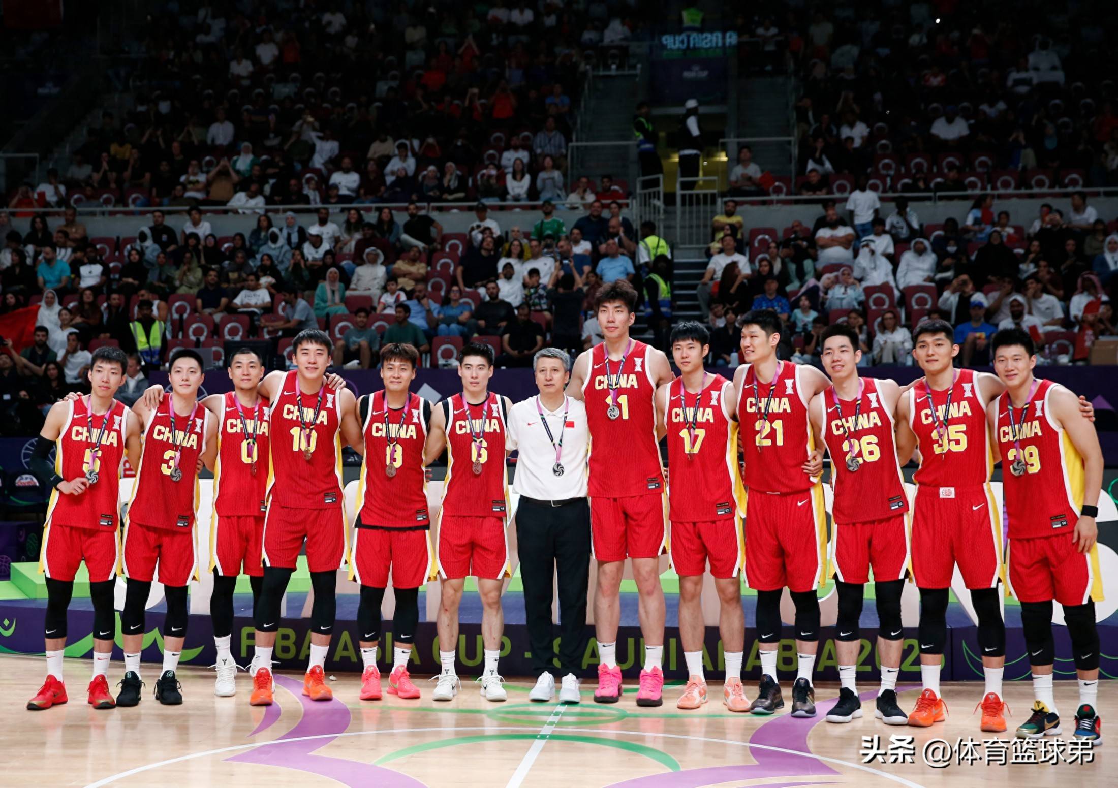 今晨欧联焦点战，广厦男篮调整名单，球迷炸锅，团队化学反应显著(中韩球迷互骂)